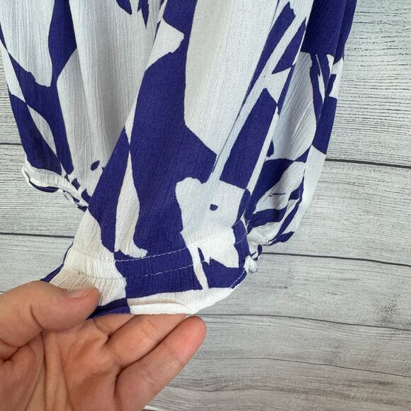 Maurices Plus Size Blue & White Floral Printed Lightweight Blouse Size 4X - Picture 5 of 9